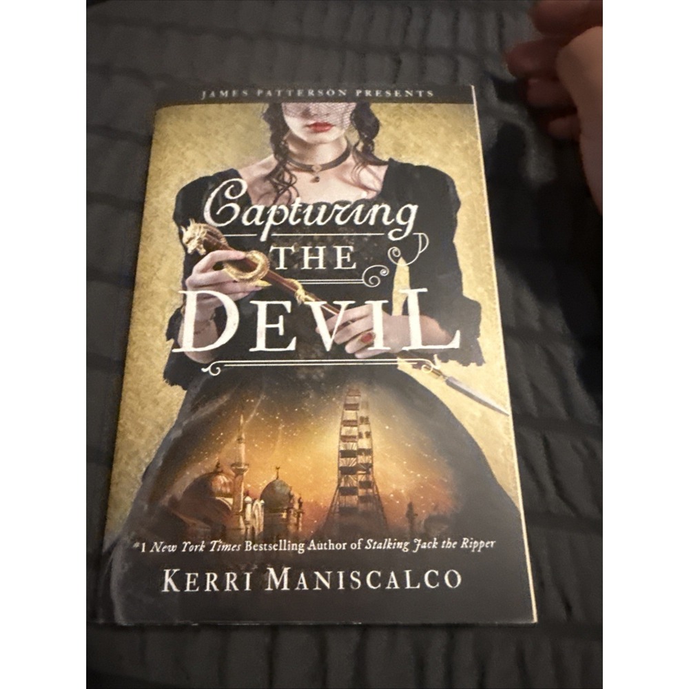 Capturing the Devil (Stalking Jack the Ripper, 4), Maniscalco, Kerri, Paper BoxB